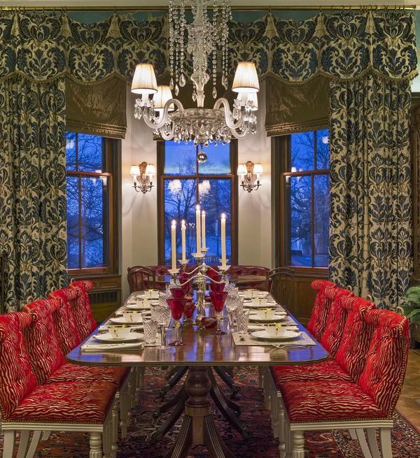 چگونی ارائه یک اتاق شام یا غذاخوری establish a focal point 1582052300 1 600x655 - چگونی ارائه یک اتاق شام یا غذاخوری