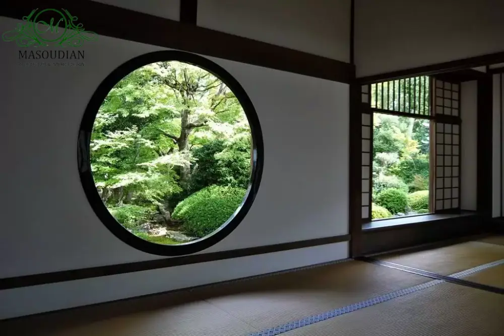 پنجره گرد معبد کیوتو با منظره جنگلی آرام